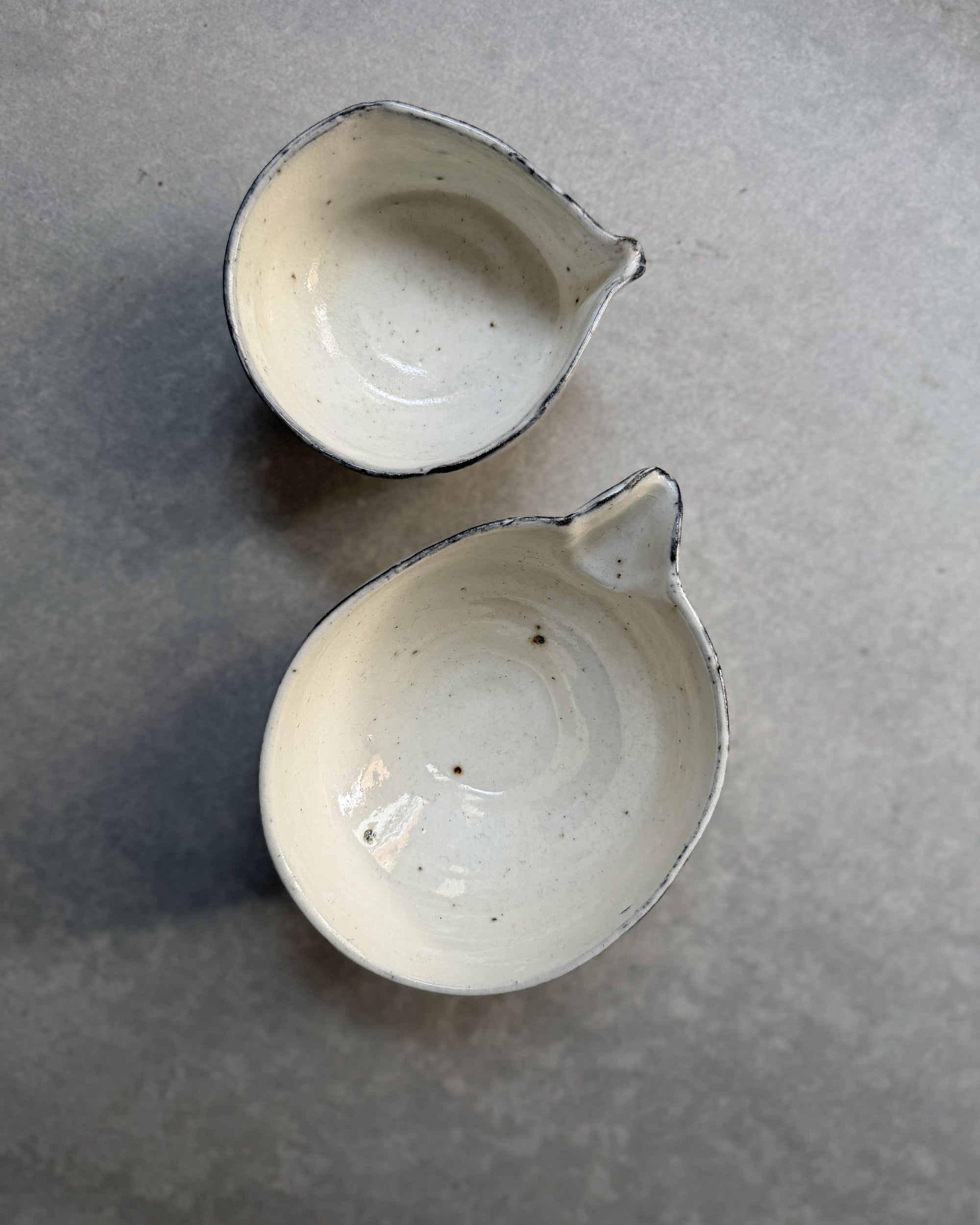 Wonki and J : ceramic pourer