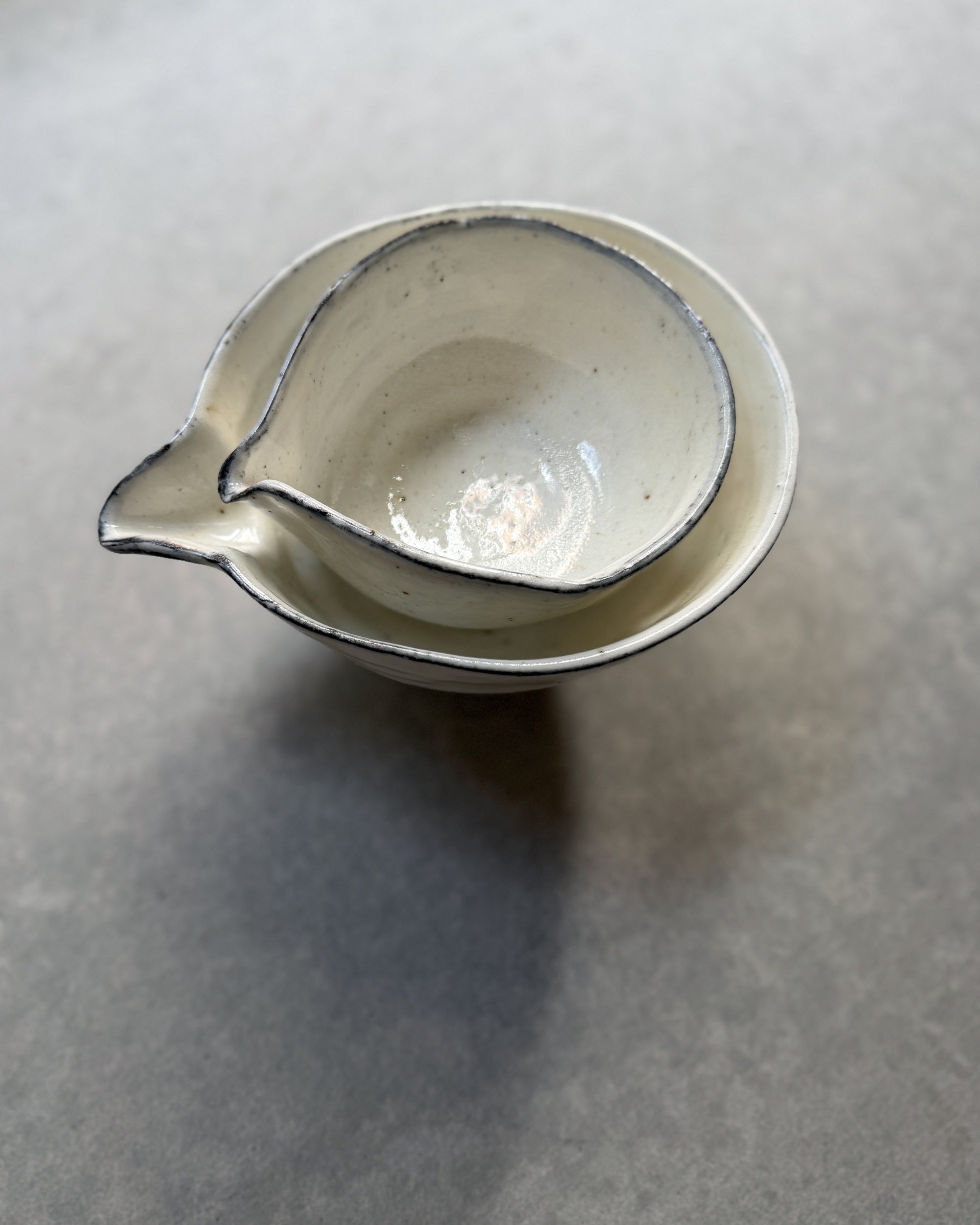 Wonki and J : ceramic pourer