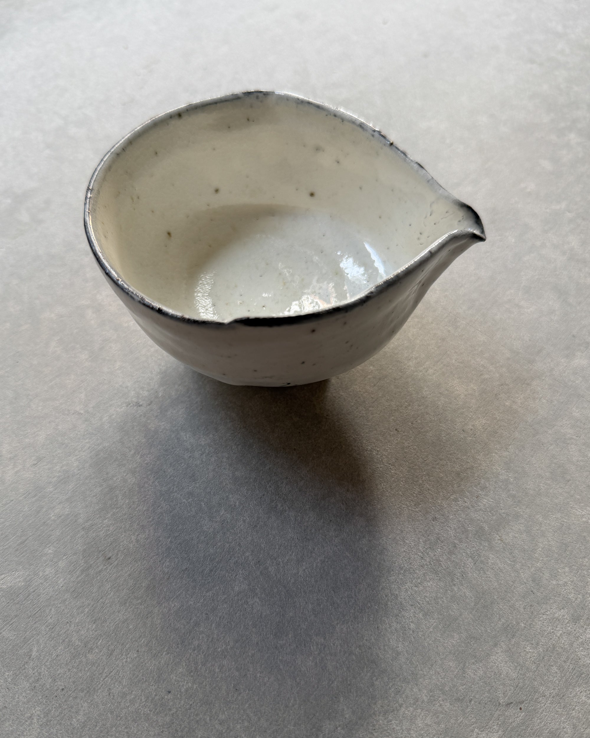 Wonki and J : ceramic pourer