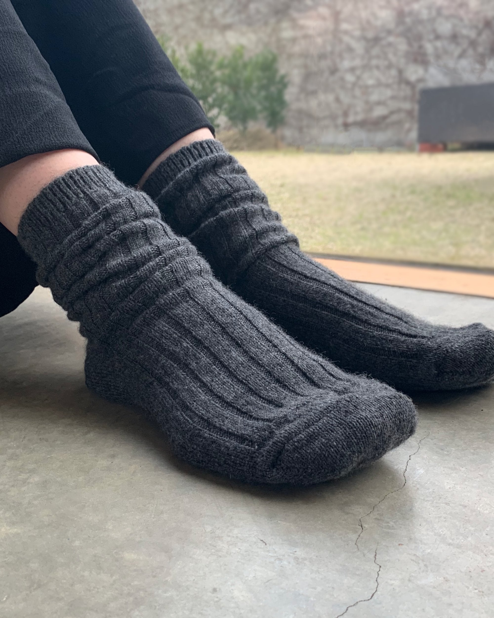 nishiguchi kutsushita : praha cashmere ribbed socks