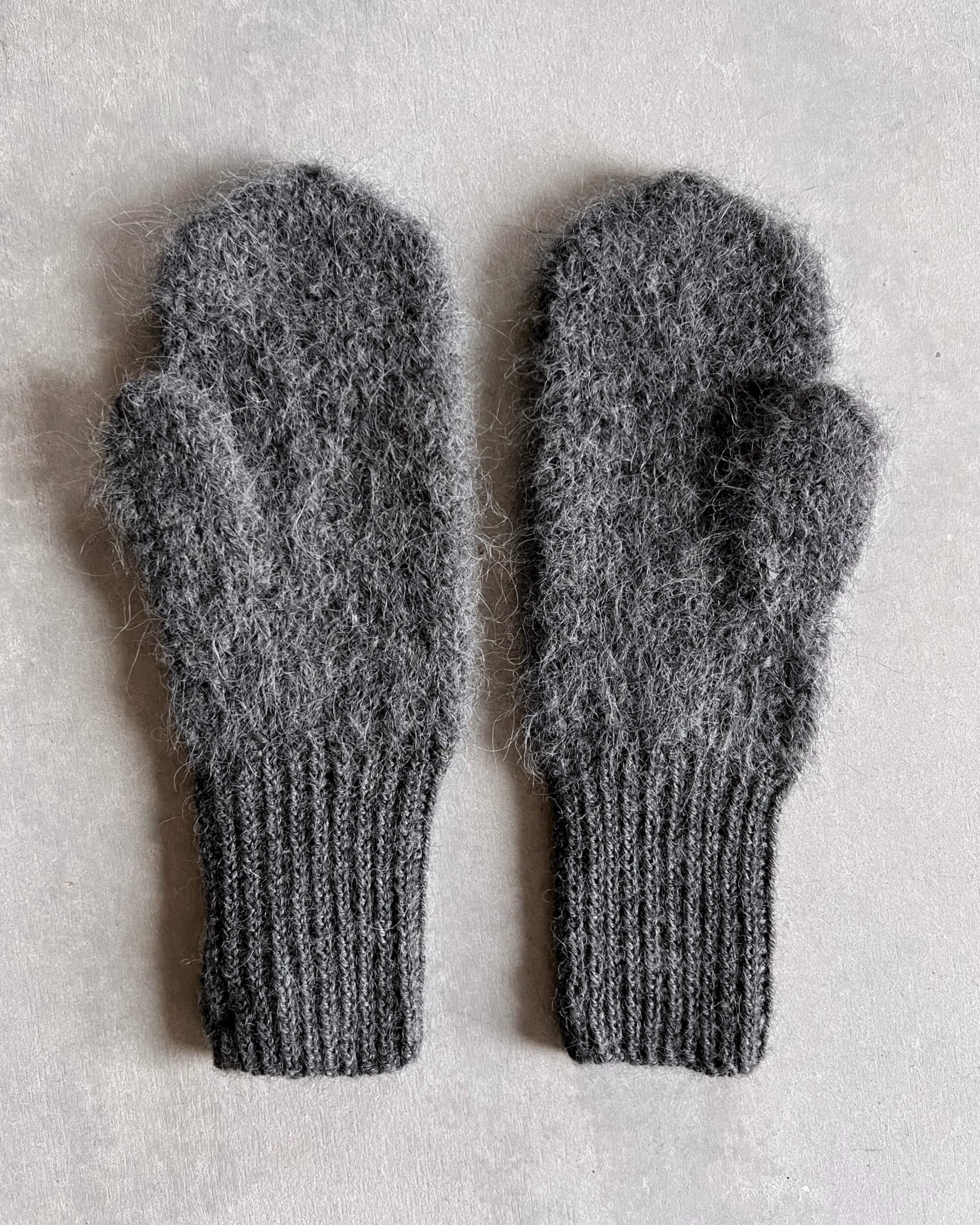 karakoram : alpaca wool gloves in flint