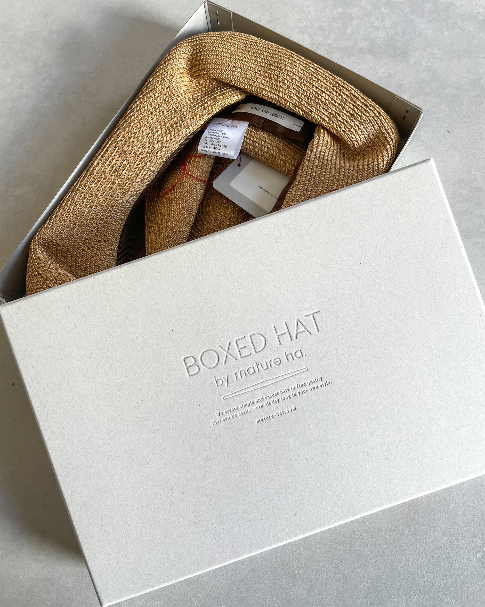 mature ha : boxed hat with leather trim